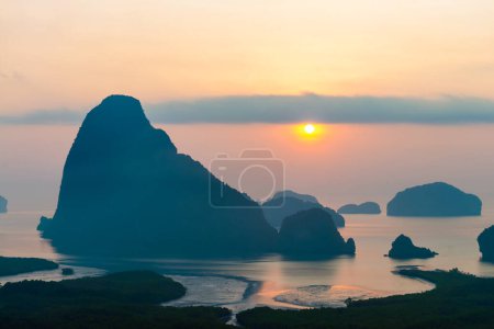 Phang Nga Bucht mit Mangrovenwald vom Samet Nangshe Aussichtspunkt aus in Richtung Andamanenmeer bei Sonnenaufgang, Takua Thung Distrikt, Phang-nga, Thailand