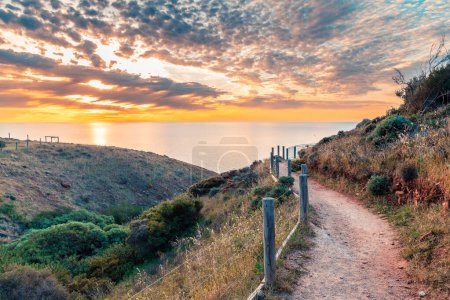 Öffentlicher Küstenwanderweg von Hallett Cove mit Meerblick bei Sonnenuntergang, Südaustralien