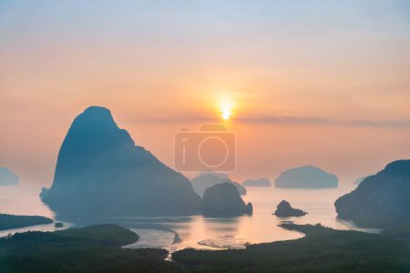 Phang Nga Bay vom Samet Nangshe Aussichtspunkt aus in Richtung Andamanensee bei Sonnenaufgang, Takua Thung District, Phang-nga, Thailand