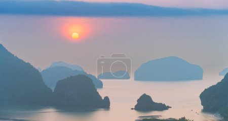 Baie de Phang Nga vue du point de vue de Samet Nangshe vers la mer d'Andaman au lever du soleil, district de Takua Thung, Phang-nga, Thaïlande
