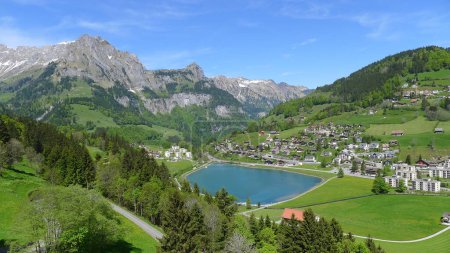 Téléchargez les photos : Lac dans les Alpes vu pendant le trajet en téléphérique jusqu'au Mont Titlis - en image libre de droit