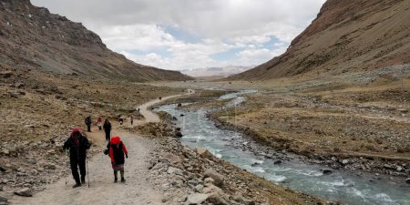Téléchargez les photos : Tibet, Chine - 17 juin 2019 : Touriste et porteur lors de la circumambulation du mont Kailas - en image libre de droit