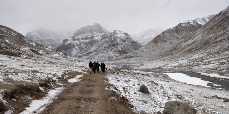 Téléchargez les photos : Paysage enneigé sur le tronçon Darchen-Deraphuk du voyage autour du mont Kailash - en image libre de droit