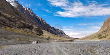 Téléchargez les photos : Premier jour du voyage autour du mont Kailash par une journée ensoleillée - en image libre de droit