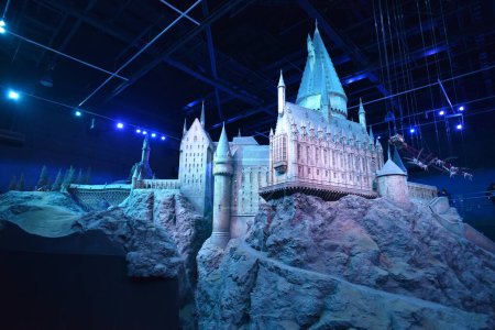Foto per Leavesden, Regno Unito - 18 maggio 2018: esposizione dei modelli del castello di Hogwarts al tour Making of Harry Potter presso lo studio Warner Bros - Immagine Royalty Free