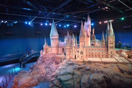 Foto de Leavesden, Reino Unido - 18 de mayo de 2018: Exhibición del modelo del castillo Hogwarts en la gira Making of Harry Potter en el estudio Warner Bros - Imagen libre de derechos