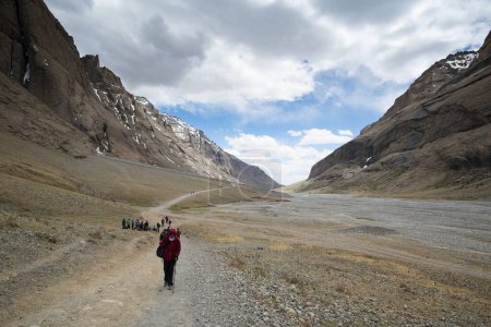 Téléchargez les photos : Tibet, Chine - 17 juin 2019 : Visite touristique en pèlerinage autour du mont Kailas - en image libre de droit
