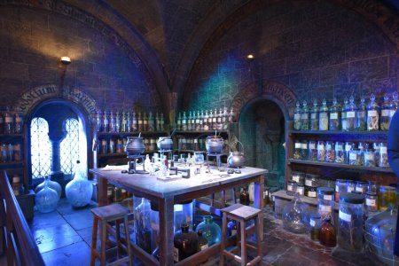 Téléchargez les photos : Leavesden, Royaume-Uni - 18 mai 2018 : Le décor de la classe Potions lors de la tournée Making of Harry Potter au studio Warner Bros à Leavesden - en image libre de droit