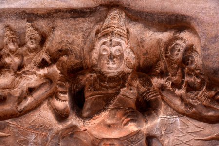 Téléchargez les photos : Sculpture de Garuda, véhicule Vishnus dans la grotte 3 du temple de la grotte Badami au Karnataka, Inde - en image libre de droit