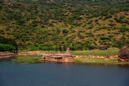 Téléchargez les photos : 5th to 7th century Bhutanatha Temples built in the dravidian style on the banks of the Agastya lake in Karnataka, India - en image libre de droit
