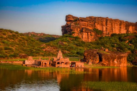 Foto de Templos de Bhutanatha del siglo V al VII construidos en estilo dravidiano a orillas del lago Agastya en Karnataka, India - Imagen libre de derechos