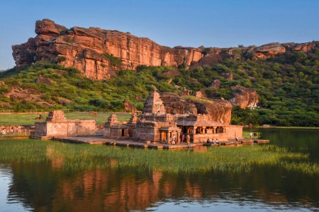 Téléchargez les photos : Sunset at the 5th to 7th century Bhutanatha Temples built in the dravidian style on the banks of the Agastya lake in Karnataka, India - en image libre de droit