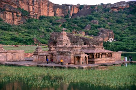 Téléchargez les photos : Sunset at the 5th to 7th century Bhutanatha Temples built in the dravidian style on the banks of the Agastya lake in Karnataka, India - en image libre de droit
