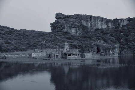 Téléchargez les photos : Coucher de soleil au 5ème au 7ème siècle Temples de Bhutanatha construits dans le style dravidien sur les rives du lac Agastya dans le Karnataka, Inde - en image libre de droit