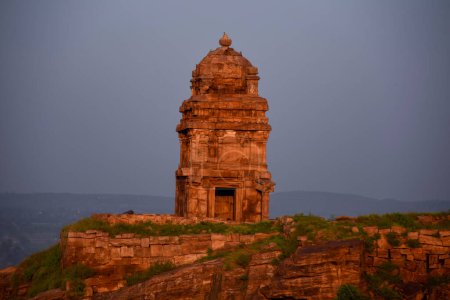 Téléchargez les photos : Temple Shivalaya inférieur à Badami, Karnataka construit sous le règne de la dynastie Chalukya. - en image libre de droit