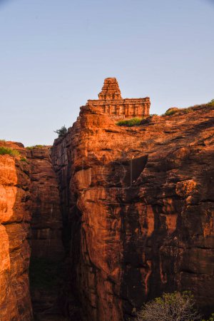 Téléchargez les photos : Upper Shivalaya temple on top of hillock which was built by the Badami Chalukyas in Badami, Karnataka, India - en image libre de droit