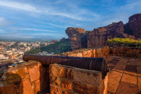 Téléchargez les photos : Canon monté sur le fort Badami construit par le roi Chalukya Pulakeshin I au Karnataka, en Inde - en image libre de droit