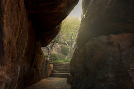 Téléchargez les photos : Chemin à travers les murs de grès allant vers le sommet du fort Badami construit par le roi Chaloukya Pulakeshin I au Karnataka, en Inde - en image libre de droit
