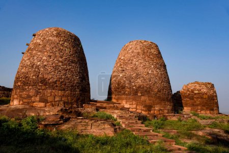Téléchargez les photos : Greniers sur Badami Fort qui a été construit par Chalukya roi Pulakeshin I - en image libre de droit
