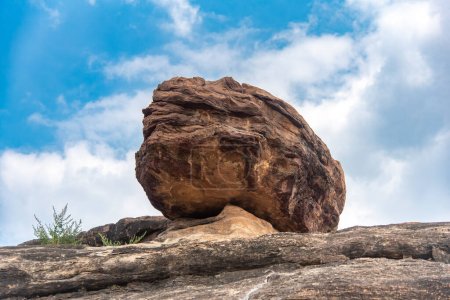 Téléchargez les photos : Formation rocheuse observée à Aihole dans le Karnataka en Inde - en image libre de droit