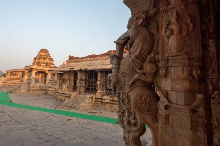 Foto de Vijaya Vitthala templo en Hampi con charriot de piedra en el fondo. Hampi, la capital del Imperio Vijayanagara, es Patrimonio de la Humanidad por la UNESCO. - Imagen libre de derechos