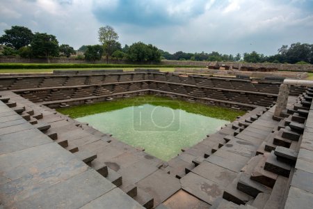 Foto de Tanque escalonado o Pushkarani en el área del recinto real de Hampi. Hampi, la capital del antiguo Imperio de Vijayanagara, es Patrimonio de la Humanidad por la UNESCO. - Imagen libre de derechos
