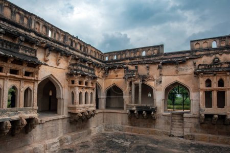 Queens Bath am Eingang des königlichen Geheges in Hampi. Hampi, die Hauptstadt des alten Vijayanagara-Reiches, ist UNESCO-Weltkulturerbe.