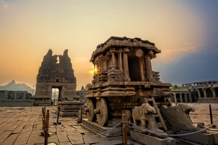 Der Vijaya Vitthala Tempel in Hampi ist sein berühmtestes Denkmal. Hampi, die Hauptstadt des Vijayanagar-Reiches ist UNESCO-Weltkulturerbe.
