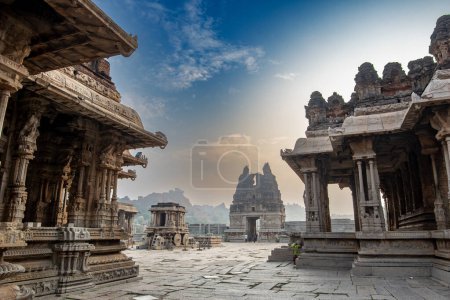 Foto de El templo de Vijaya Vitthala en Hampi es su monumento más emblemático. Hampi, la capital del Imperio Vijayanagar es Patrimonio de la Humanidad por la UNESCO. - Imagen libre de derechos