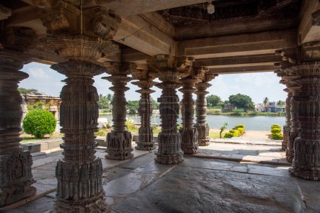 Téléchargez les photos : Temple Mahadeva dédié au Seigneur Shiva à Itagi à Koppla, Karnataka, Inde. Il a été construit par Mahadeva, un commandant de l'armée du roi de Chalouka occidentale Vikramaditya VI - en image libre de droit