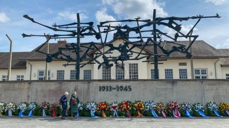 Téléchargez les photos : Des gerbes de fleurs ont été déposées après une cérémonie commémorative commémorant le jour de la libération dans le camp de concentration de Dachau, Bavière, Allemagne - en image libre de droit