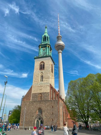 Foto de La iglesia de Santa María, conocida en alemán como Marienkirche o St.-Marien-Kirche, es una iglesia en Berlín, Alemania. - Imagen libre de derechos