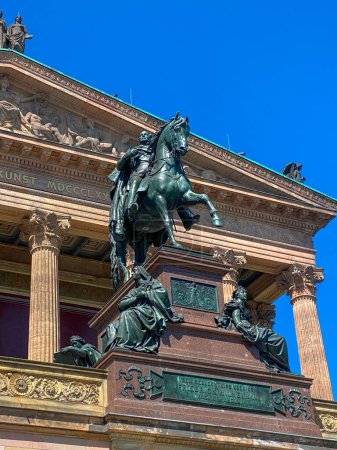 Foto de Estatua de Friedrich Wilhelm IV fuera de Alte Nationalgalerie, Berlín, Alemania - Imagen libre de derechos