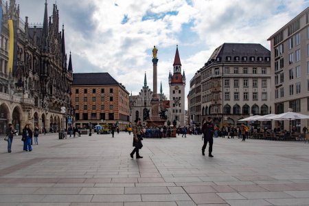 Foto de Plaza Marienplatz en Munich, Baviera, Alemania con Townhall o Rathaus, Mariensaule o columna de María y Museo del Juguete - Imagen libre de derechos