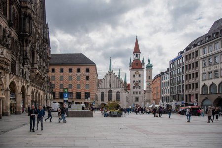 Foto de Plaza Marienplatz en Munich, Baviera, Alemania con Townhall o Rathaus, Mariensaule o columna de María y Museo del Juguete - Imagen libre de derechos