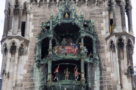 Foto de El Rathaus-Glockenspiel es un gran reloj mecánico situado en la plaza Marienplatz en Munich, Alemania. - Imagen libre de derechos