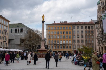 Téléchargez les photos : Le Mariensaule est une colonne mariale située sur la Marienplatz à Munich, en Allemagne. Il a été érigé en 1638 pour célébrer la fin de l'occupation suédoise pendant la guerre de Trente Ans. - en image libre de droit