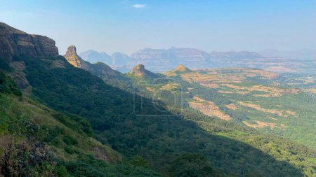 Blick auf die Bergketten beim Aufstieg auf das Ratangad Fort in der Nähe von Bhandardara im Ahmadnagar Distrikt von Maharashtra, Indien