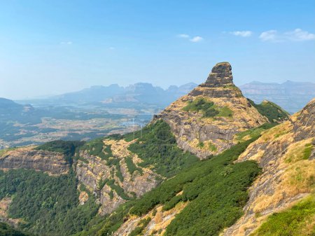 Vue des chaînes de montagnes lors de l'escalade du fort Ratangad près de Bhandardara dans le district d'Ahmadnagar du Maharashtra, en Inde