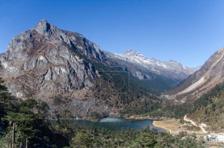 Le lac Sangestar Tso, anciennement appelé lac Shonga-tser et populairement connu sous le nom de lac Madhuri, est situé sur le chemin de Tawang à Bum La Pass dans le district de Tawang dans l'Arunachal Pradesh