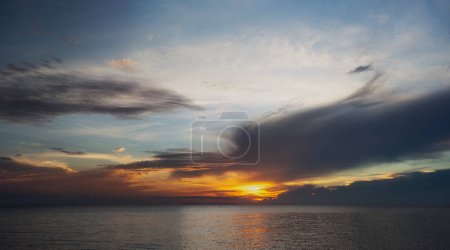 Foto de La belleza del cielo, el sol, el mar, la luz del sol, el hermoso paisaje. salida y puesta del sol - Imagen libre de derechos