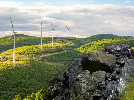 Téléchargez les photos : Éoliennes et minerai de charbon, concept de transition énergétique - en image libre de droit