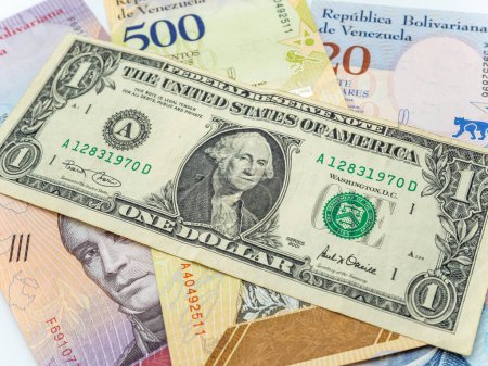 Téléchargez les photos : Bolivars d'argent vénézuéliens et devise dollar américain - en image libre de droit