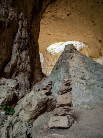 intérieur grotte prohodna, région lovech, bulgaria
