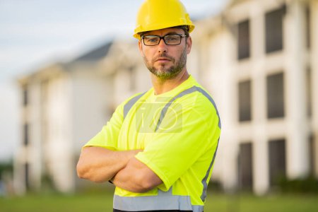 Un trabajador de la construcción en equipo de alta visibilidad hace hincapié en la seguridad y profesionalidad en un lugar de trabajo polvoriento