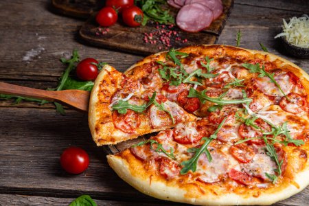 Téléchargez les photos : Pizza appétissante au jambon sur fond de bois - en image libre de droit