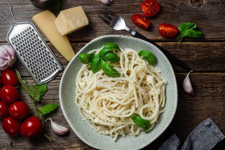 Téléchargez les photos : Spaghettis au parmesan dans une assiette. Pâtes au fromage - en image libre de droit