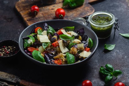 Téléchargez les photos : Salade d'aubergines, basilic, fromage cheddar aux tomates - en image libre de droit