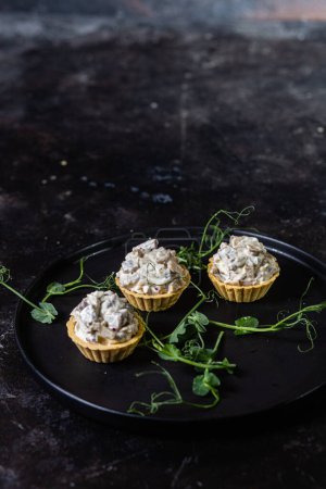Téléchargez les photos : Tartelettes à la pâte avec pâté, champignons et saumon - en image libre de droit