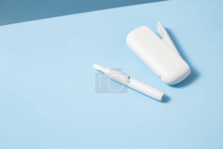 Téléchargez les photos : Duo IQOS 3 blanc. Bâtonnets dans des paquets pour fumer - en image libre de droit
